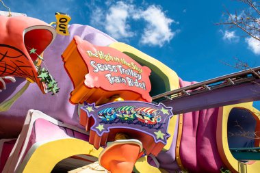 Orlando, Florida. 15 Mart 2019. Yüksek Seuss Tramvayı gökyüzünde yolculuk işareti Universals Adaları Macera (2))