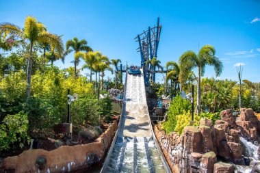 Orlando, Florida. 14 Mart 2020 Seaworld 'deki Infinity Falls' da muhteşem bir sıçramanın tadını çıkaran insanlar (8 Mart)).