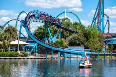 Orlando, Florida. 14 Mart 2020. İnsanlar Seaworld 'de Mako rollercoaster ve paddle swan boat (9)