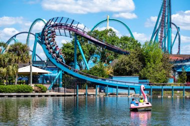 Orlando, Florida. 14 Mart 2020. İnsanlar Seaworld 'de Mako rollercoaster ve paddle swan boat (10).