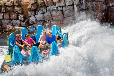 Orlando, Florida. 14 Mart 2020. İnsanlar Seaworld 'deki Sonsuzluk Şelalesi' nde muhteşem sıçramanın keyfini çıkarıyorlar (48))