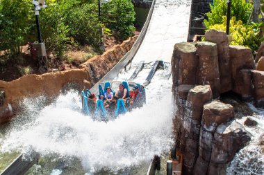Orlando, Florida. 14 Mart 2020. İnsanlar Seaworld 'deki Sonsuzluk Şelalesi' nde muhteşem sıçramanın keyfini çıkarıyorlar (50).