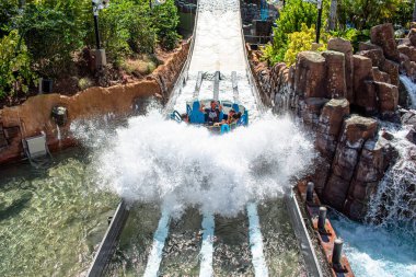 Orlando, Florida. 14 Mart 2020. İnsanlar Seaworld 'deki Sonsuzluk Şelalesi' nde muhteşem sıçramanın keyfini çıkarıyorlar (57)