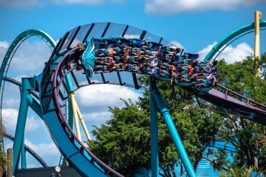 Orlando, Florida. 14 Mart 2020. İnsanlar Seaworld 'de müthiş Mako hız treninin keyfini çıkarıyorlar (12).