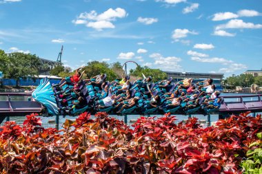 Orlando, Florida. 14 Mart 2020. İnsanlar Seaworld 'de Mako rollercoaster eğleniyor (74).