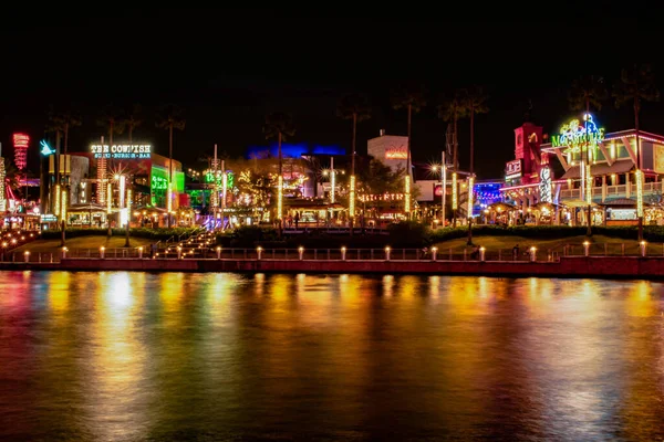 奥兰多 佛罗里达2020年2月12日 环球演播室区灯火通明的城市步行码头全景 — 图库照片