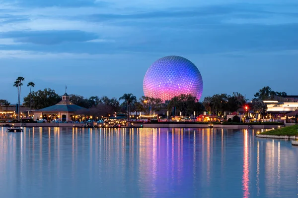 Orlando, Florida. 11 Mart 2020. Epcot 'ta susnset arkaplanı üzerinde renkli küre (10)