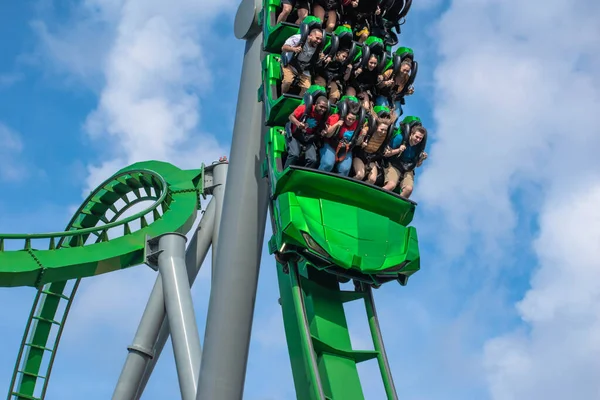 Orlando Florida Maart 2019 Mensen Hebben Plezier Incredible Hulk Coaster — Stockfoto