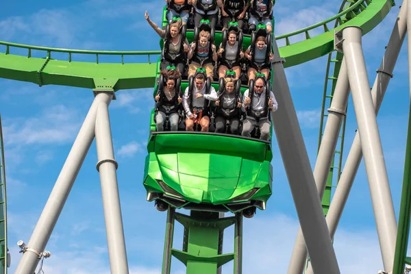 Orlando Florida Maart 2019 Mensen Hebben Plezier Incredible Hulk Coaster — Stockfoto