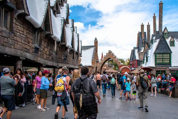 Orlando Florida Marzo 2019 Personas Caminando Hogsmeade Village Universals Islands —  Fotos de Stock