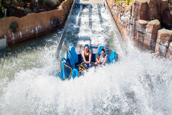 Orlando Florida Maart 2020 Mensen Genieten Van Spectaculaire Plons Infinity — Stockfoto