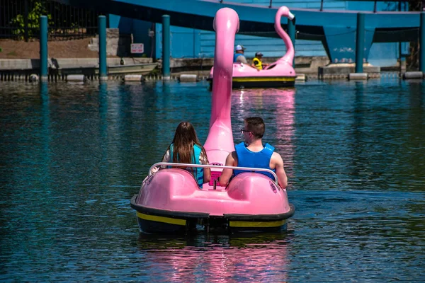 Orlando Florida Marzo 2020 Gente Disfrutando Los Botes Cisne Seaworld — Foto de Stock