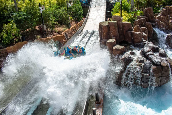 Orlando Florida Marzo 2020 Personas Disfrutando Espectaculares Salpicaduras Infinity Falls — Foto de Stock