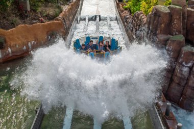 Orlando, Florida. 15 Şubat 2020. İnsanlar Seaworld 'de Infinity Falls' un tadını çıkarıyorlar.).