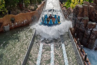 Orlando, Florida. 15 Şubat 2020. Seaworld 'de Infinity Falls' un tadını çıkaran insanlar (37)).