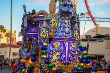 Orlando, Florida. Mart 02, 2020. Universal Stüdyolarındaki Mardi Gras Geçit Töreni 'nde renkli şamandıralar (120).