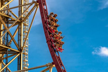 Orlando, Florida. Mart 02, 2020. İnsanlar Universal Stüdyolarında Hollywood Rip Ride Rockler treninin keyfini çıkarıyorlar (9))