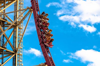 Orlando, Florida. Mart 02, 2020. İnsanlar Universal Stüdyolarında Hollywood Rip Ride Rockler treninin keyfini çıkarıyorlar (10).