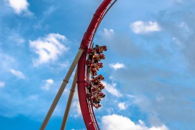 Orlando, Florida. Mart 02, 2020. İnsanlar Universal Stüdyolarında Hollywood Rip Ride Rockler treninin keyfini çıkarıyorlar (11).