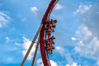 Orlando, Florida. Mart 02, 2020. İnsanlar Universal Stüdyolarında Hollywood Rip Ride Rockler treninin keyfini çıkarıyorlar (12).