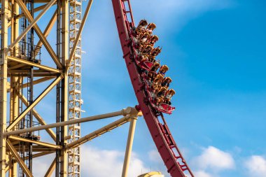 Orlando, Florida. Mart 02, 2020. İnsanlar Universal Stüdyolarında Hollywood Rip Ride Rockler treninin keyfini çıkarıyorlar (40)