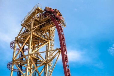 Orlando, Florida. Mart 02, 2020. İnsanlar Universal Stüdyolarında Hollywood Rip Ride Rockler treninin keyfini çıkarıyorlar (41)