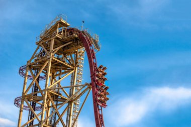 Orlando, Florida. Mart 02, 2020. İnsanlar Universal Stüdyolarında Hollywood Rip Ride Rockler treninin keyfini çıkarıyorlar (38)