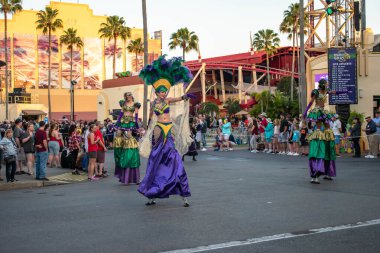 Orlando, Florida. Mart 02, 2020. Universal Stüdyolarında Mardi Gras Parade 'de sahne alan Stilt sanatçıları (99))