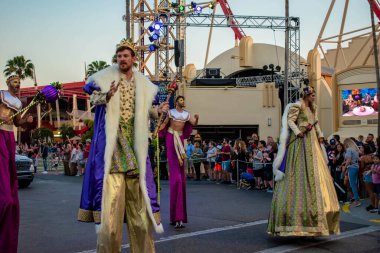Orlando, Florida. Mart 02, 2020. Universal Stüdyolarında Mardi Gras Parade 'de sahne alan Stilt sanatçıları (102)