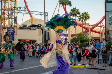 Orlando, Florida. Mart 02, 2020. Universal Stüdyolarında Mardi Gras Parade 'de sahne alan Stilt sanatçıları (100).