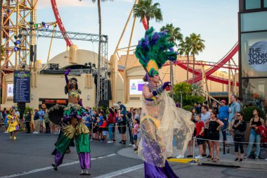 Orlando, Florida. Mart 02, 2020. Universal Stüdyolarında Mardi Gras Parade 'de sahne alan Stilt sanatçıları (101)