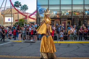 Orlando, Florida. Mart 02, 2020. Universal Stüdyolarında Mardi Gras Parade 'de sahne alan Stilt sanatçıları (108).