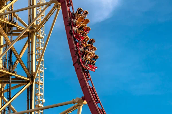 Orlando, Florida. Mart 02, 2020. İnsanlar Universal Stüdyolarında Hollywood Rip Ride Rockler treninin keyfini çıkarıyorlar (8))