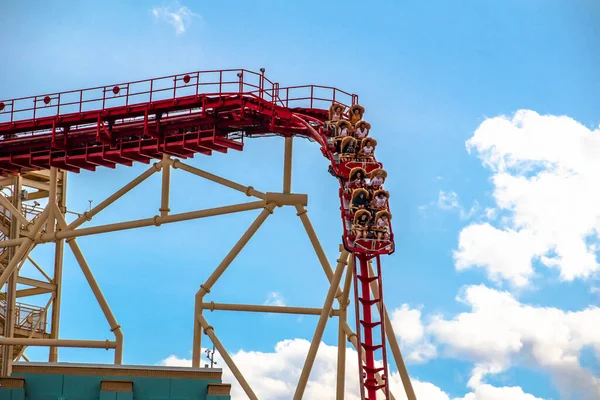 Orlando Florida Marzo 2020 Personas Disfrutando Hollywood Rip Ride Rockit —  Fotos de Stock