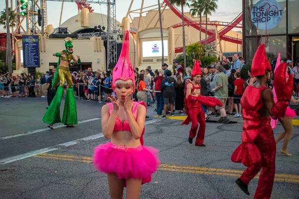 奥兰多 佛罗里达2020年3月2日 环球影城狂欢节的倾斜表演者 106 — 图库照片