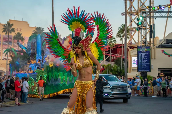 Orlando Florida Março 2020 Artistas Stilt Mardi Gras Parade Universal — Fotografia de Stock