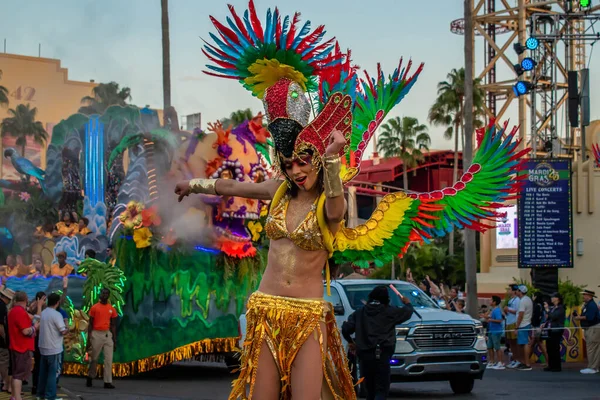 Orlando Florida Marzo 2020 Artistas Stilt Mardi Gras Parade Universal —  Fotos de Stock