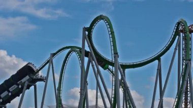 Orlando, Florida. Mart 06, 2019. İnsanlar Evrensel Macera Adaları 1 'de Hulk roller coaster' ının keyfini çıkarıyorlar..