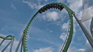 Orlando, Florida. Mart 06, 2019. Harika zaman geçiren insanlar Evrensel Macera Adaları 'ndaki İnanılmaz Hulk lunapark treni.