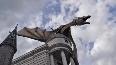 Orlando, Florida. Mart 06, 2020. Gringotts Dragon, Universal Stüdyoları 'ndaki Harry Potter Diagon Sokağı Büyücülük Dünyası' na ateş püskürtüyor..