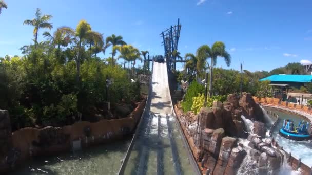 Orlando Florida Marzo 2020 Gente Disfrutando Increíbles Salpicaduras Infinity Falls — Vídeo de stock