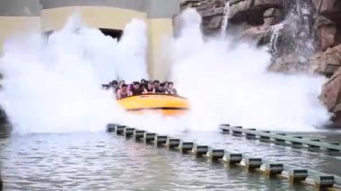 Orlando, Florida. Mart 06, 2019. Evrensel Macera Adaları 'ndaki Jurassic Park Nehri Macerası' nın tadını çıkaran insanlar.