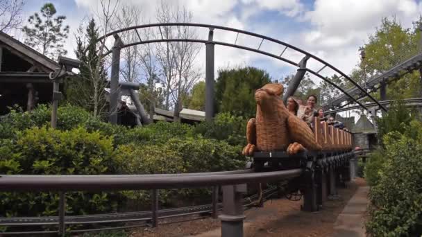 Orlando Florida 2019 Március Emberek Élvezik Repülés Hippogriff Egyetemek Szigetek — Stock videók