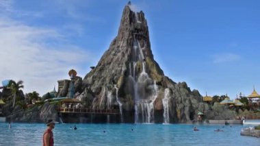 Orlando, Florida. 10 Mart 2020. Krakatau yanardağının panoramik manzarası ve Volkan Körfezi 'ndeki havuzun keyfini çıkaran insanlar.