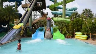 Orlando, Florida. 10 Mart 2020. Anne ve kızı, Universal Stüdyoları bölgesindeki Volcano Körfezi 'nde Taniwha Boruları' nda rakının keyfini çıkarıyorlar.