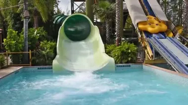 Orlando, Florida. 10 Mart 2020. Maku Puihi Round Raft Turu 'ndan Puihi' de yaşayanlar Universal Stüdyoları 'ndaki Volcano Körfezi' nde geziniyorlar.