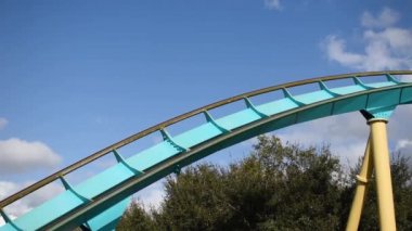 Orlando, Florida. 29 Şubat 2020. İnsanlar Seaworld 'de Kraken hız treninin keyfini çıkarıyorlar.