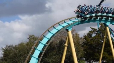 Orlando, Florida. 28 Şubat 2020. İnsanlar Seaworld 'de Kraken hız treninde eğleniyor.