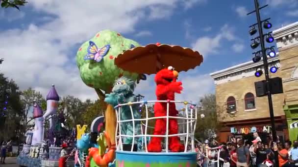 奥兰多 佛罗里达2020年2月28日 Elmo和Rosita在海洋世界2号的芝麻街派对上跳舞和挥手 — 图库视频影像