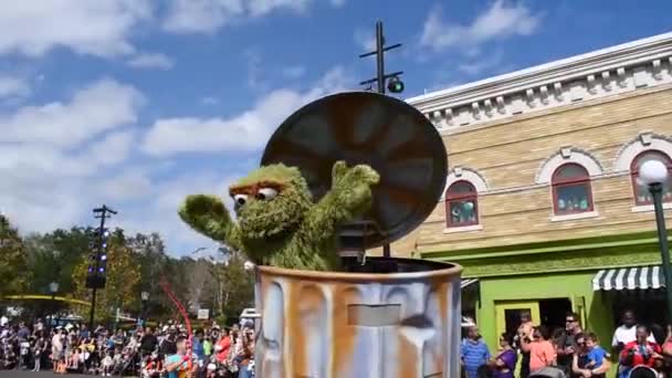 フロリダ州オーランド 2020年2月28日 オスカー グループがシーワールドのセサミストリート パーティー パレードで手を振る — ストック動画